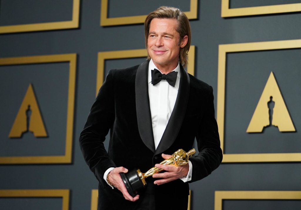 brad pitt con in mano la statuetta