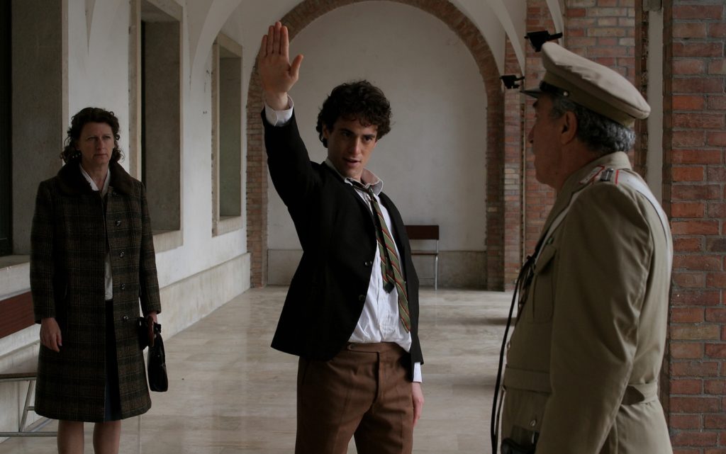Elio Germano in una scena di Mio Fratello è Figlio Unico