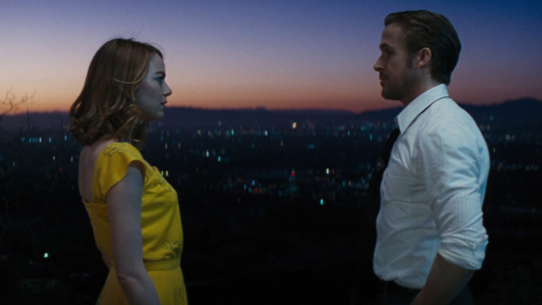 mia (emma stone) e sebastian (ryan gosling) si osservano l'un l'altra sullo sfondo del crepuscolo