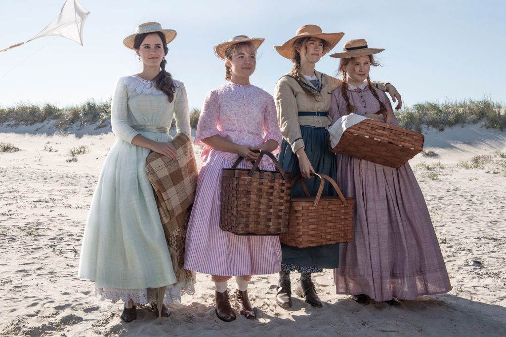 le quattro piccole donne (meg, amy, jo e beth) sulla spiaggia