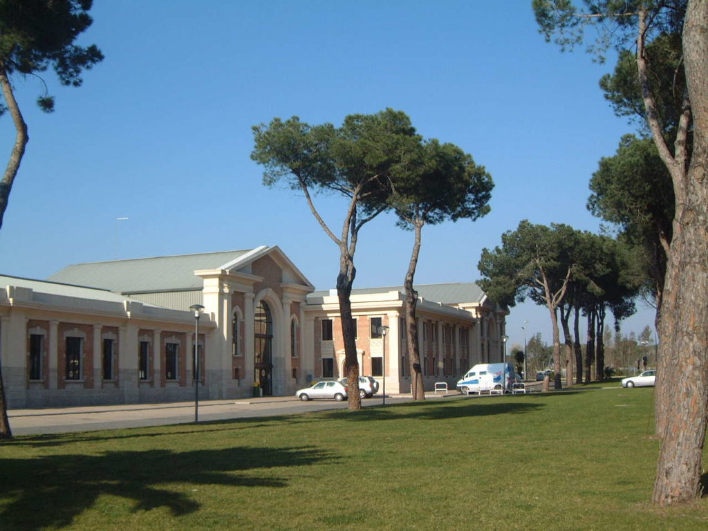 veduta esterna del cineland di ostia