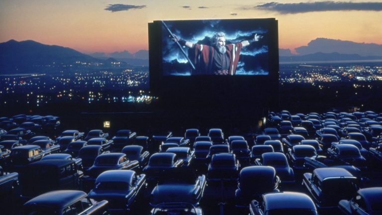 foto di un grande drive-in al tramonto