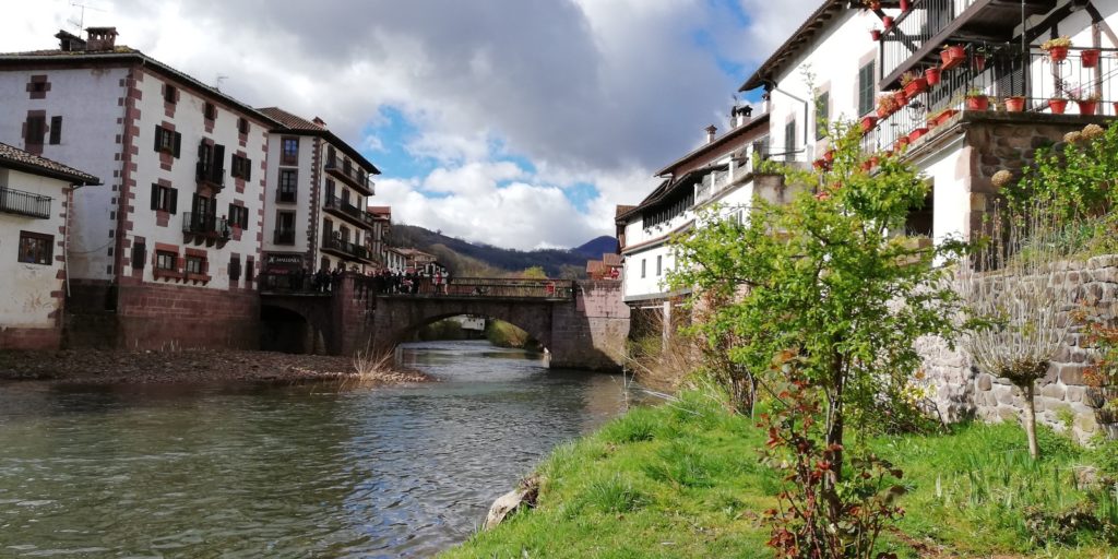fiume che attraversa il paese di Elizondo nella Navarra