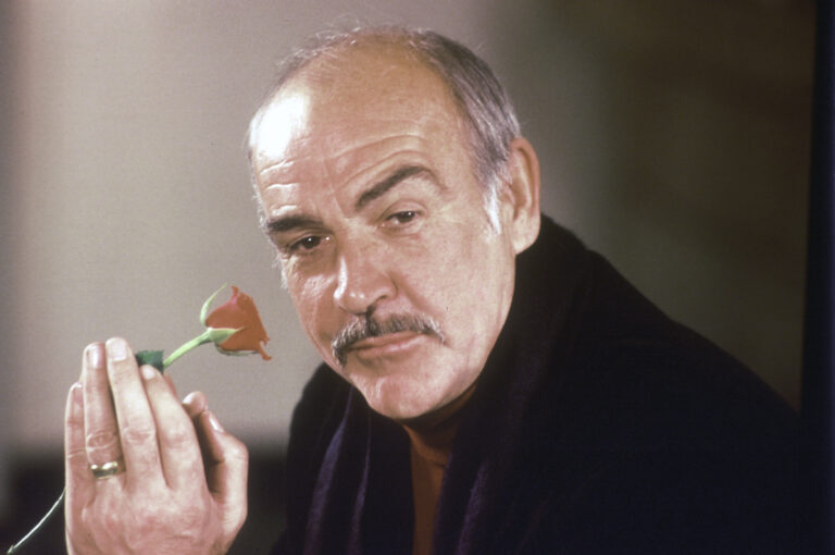 sean connery con una rosa in mano