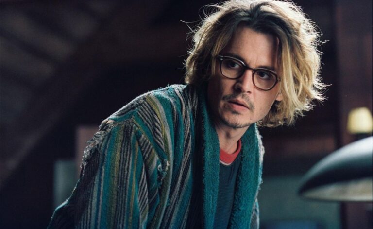 un johnny depp biondo e con gli occhiali nel film secret window