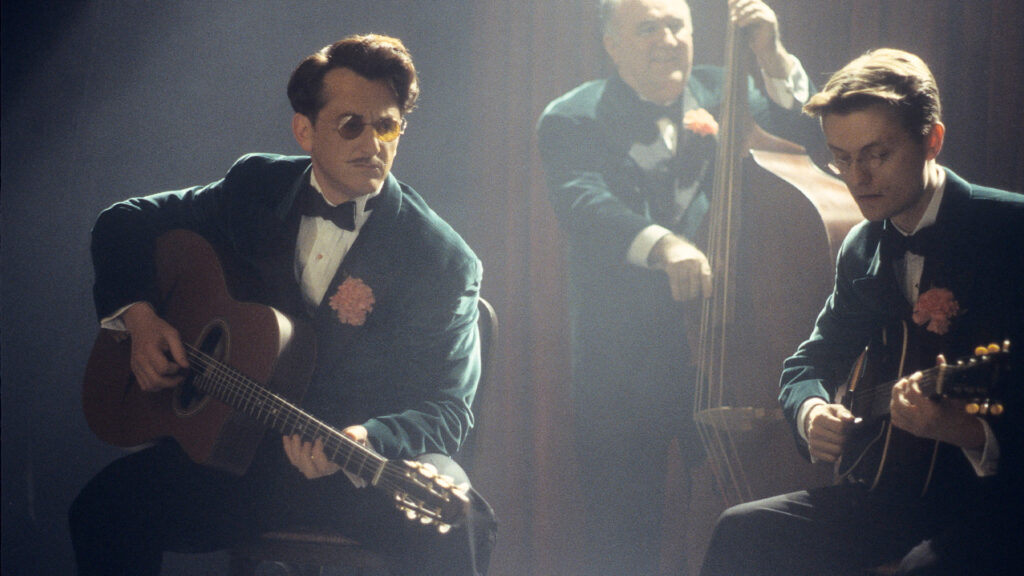 Sean Penn suona la chitarra in una scena di Accordi E Disaccordi di Woody Allen