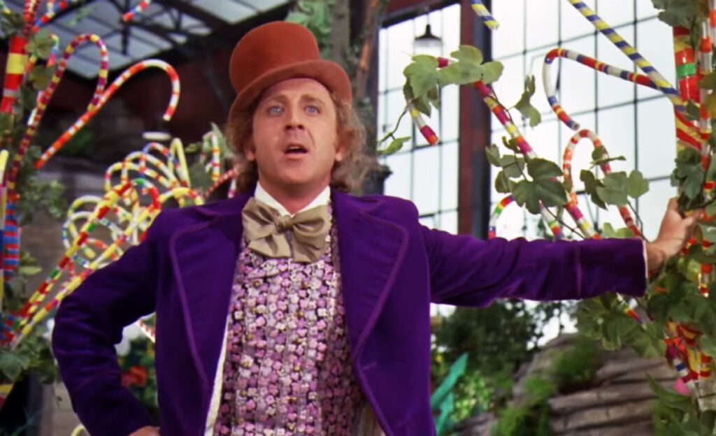 willy wonka accoglie i visitatori nella sua fabbrica di cioccolato