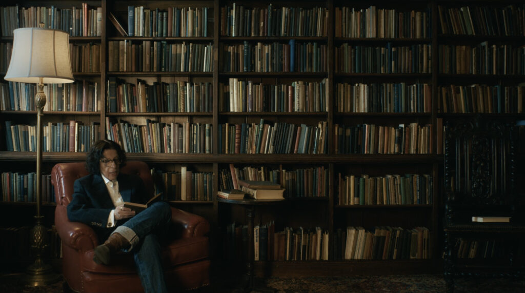 Fran Lebowitz in una biblioteca di New York