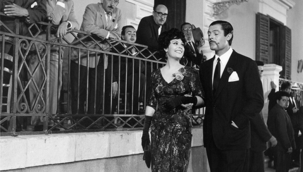 Marcello Mastroianni in una scena del film Divorzio All'Italiana, capolavoro della Commedia All'Italiana di Pietro Germi