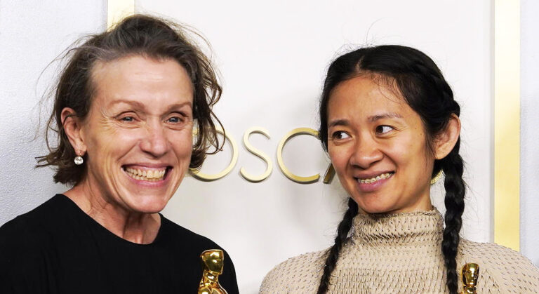 vincitori oscar 2021: chloé zhao e frances mcdormand con in mano la statuetta