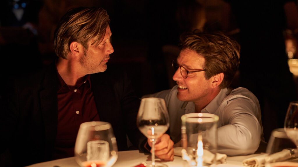 Il regista Thomas Vinterberg con Mads Mikkelsen durante le riprese di Un Altro Giro