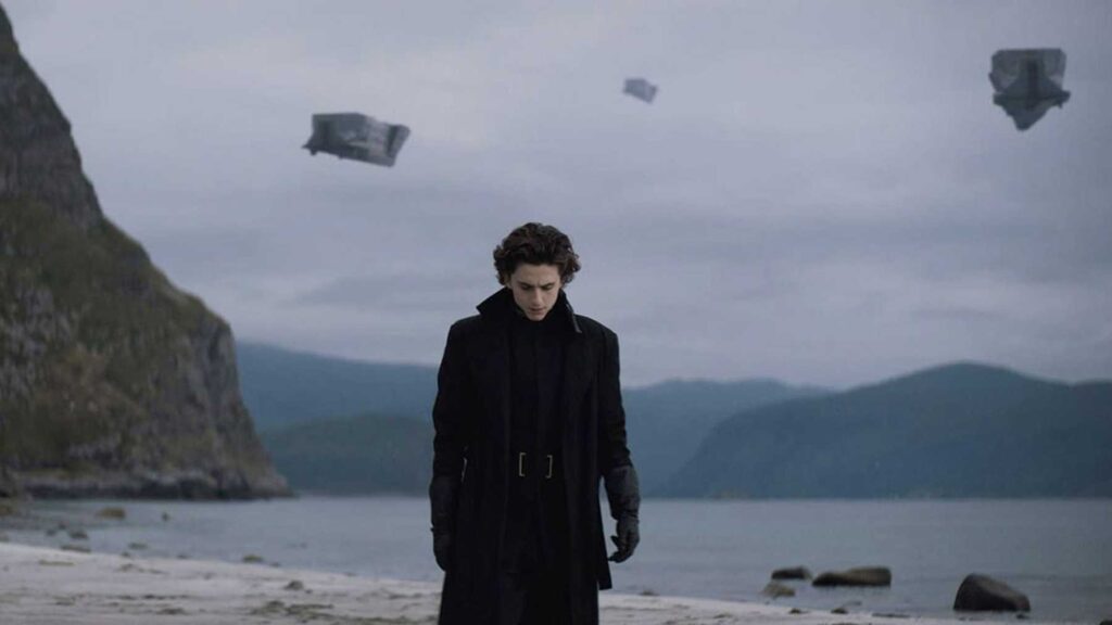 paul atreides (chalamet) cammina in una scena