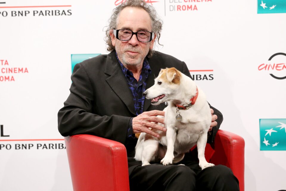 tim burton con il suo cane alla festa del cinema di roma 