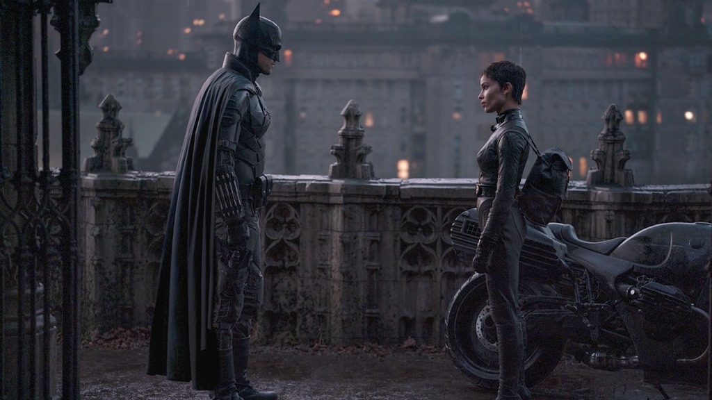 the batman e catwoman che si scrutano in una scena del film