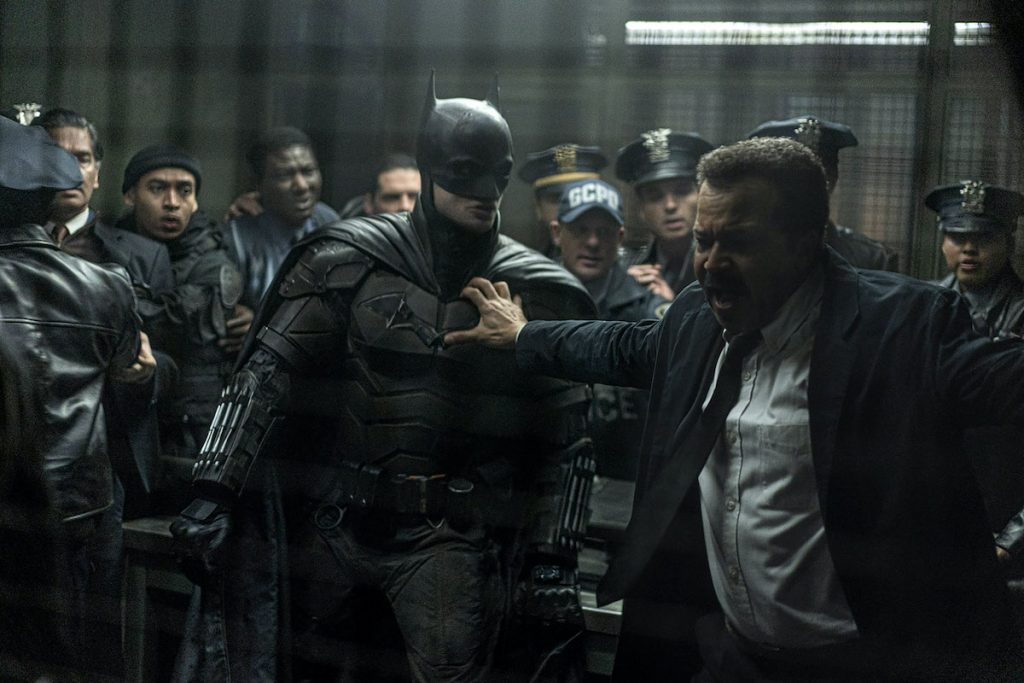 the batman: il vigilante mascherato in una scena con gli agenti di polizia