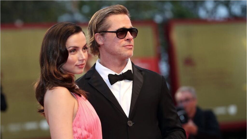 brad pitt e ana de armas presentano blonde