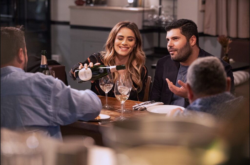 carmine e consuelo durante una cena di lavoro per il ristorante