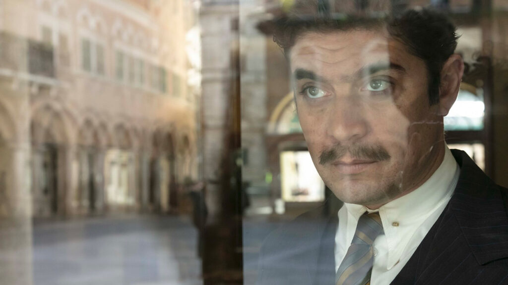 primo piano del personaggio di scamarcio ne l'ombra del giorno