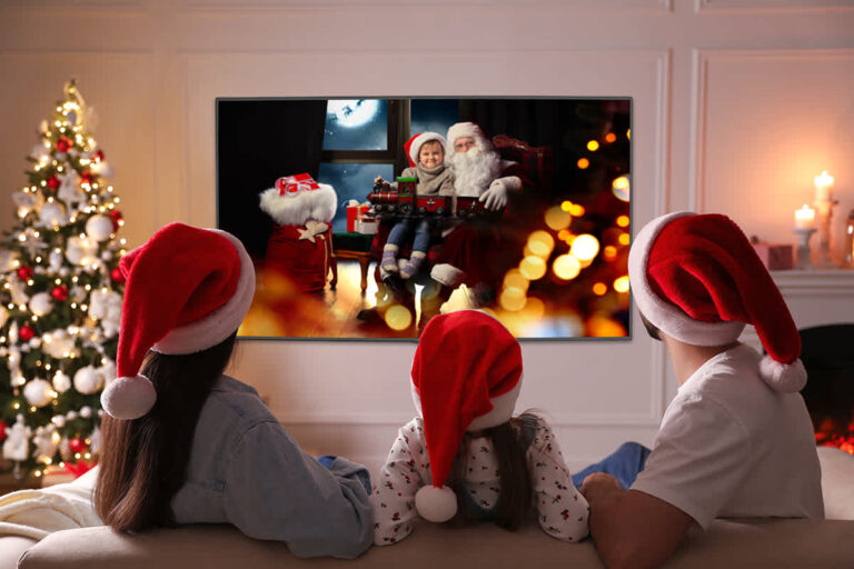 una famiglia intenta a guardare le novità streaming di dicembre 2022