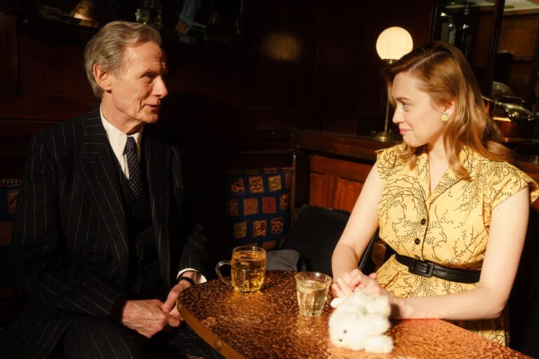 bill nighy e aimee lou wood nel film living